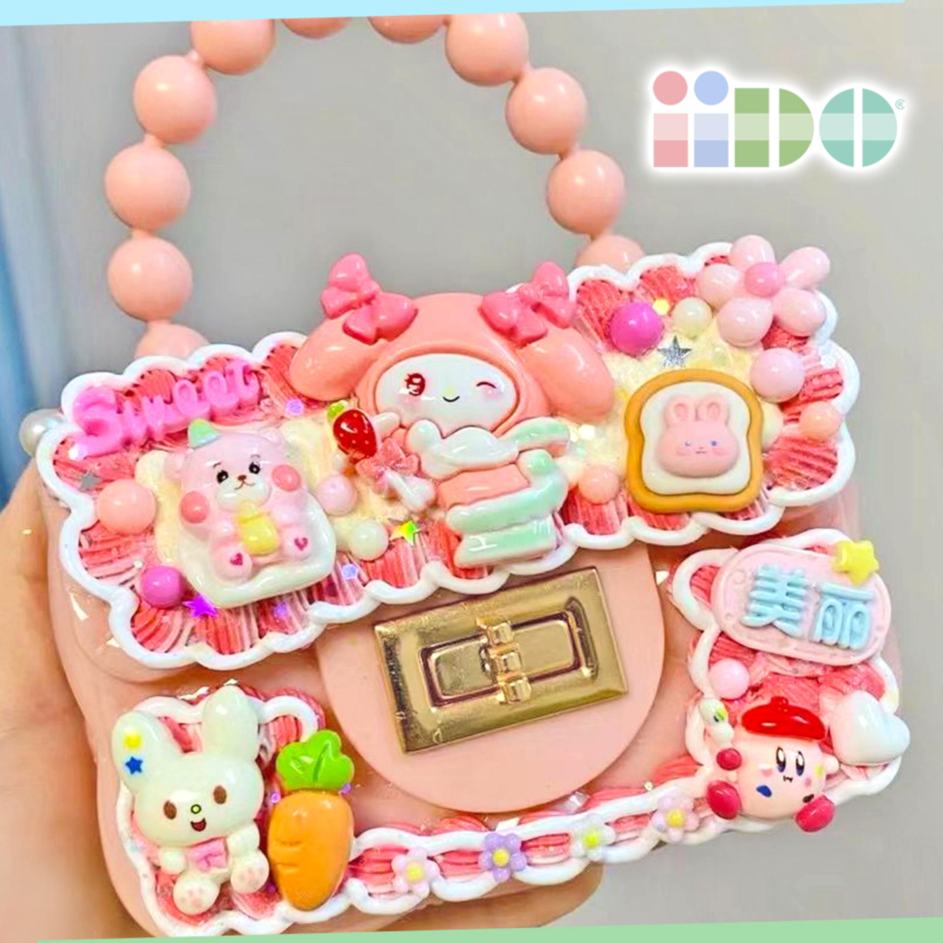 Borsetta in plastica gommosa personalizzata con crema decoden colorata e charms kawaii a tema